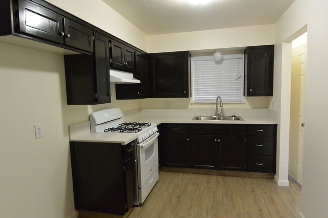 Building Photo - 3 Bedroom 2 Bathroom in Tulare!