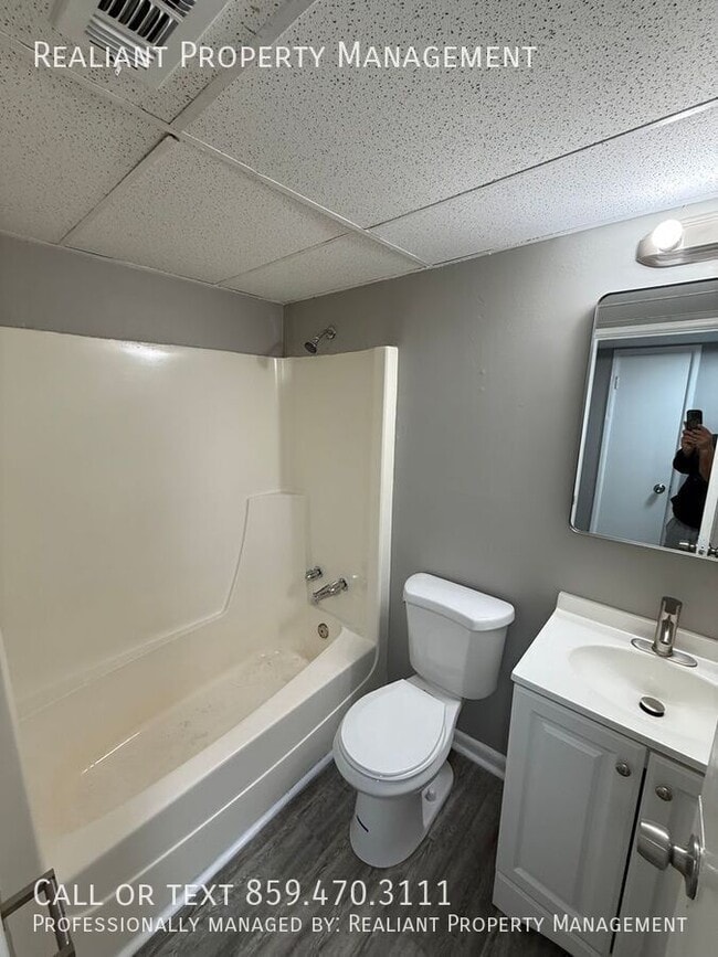 Building Photo - 2082 Fairmont Ct