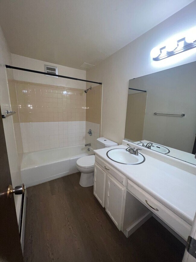 Building Photo - Robertson1001 (KC-JF-NB)