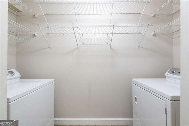 Building Photo - 5510 Glenridge Park NE