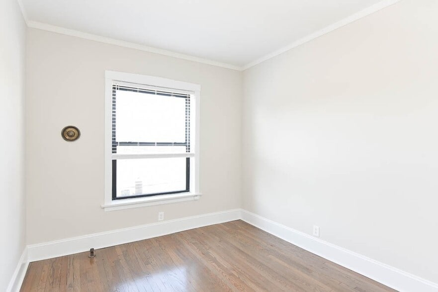 Building Photo - 2418 N Sawyer Ave