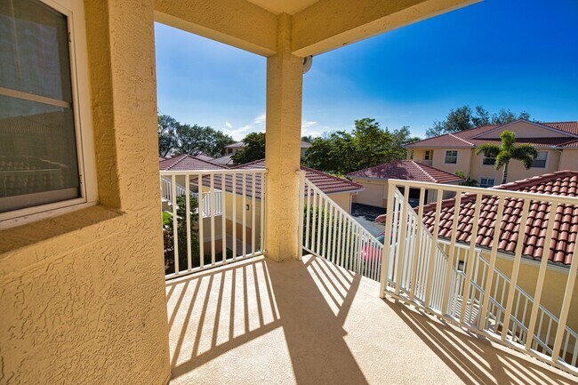 Building Photo - Annual Unfurnished 2 Bedroom 2 Bathroom Second Floor Condo in Casa Del Lago!
