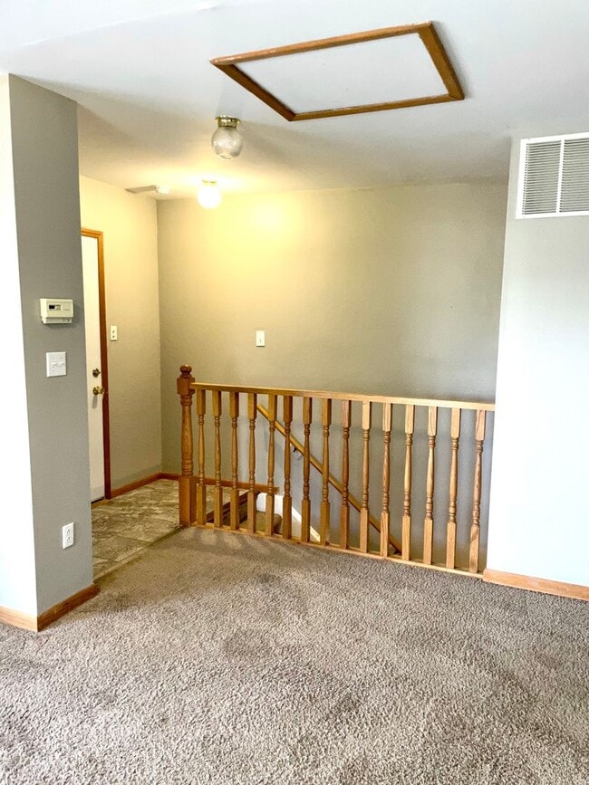 Building Photo - Spacious 3 bed/2 bath - walk to campus!