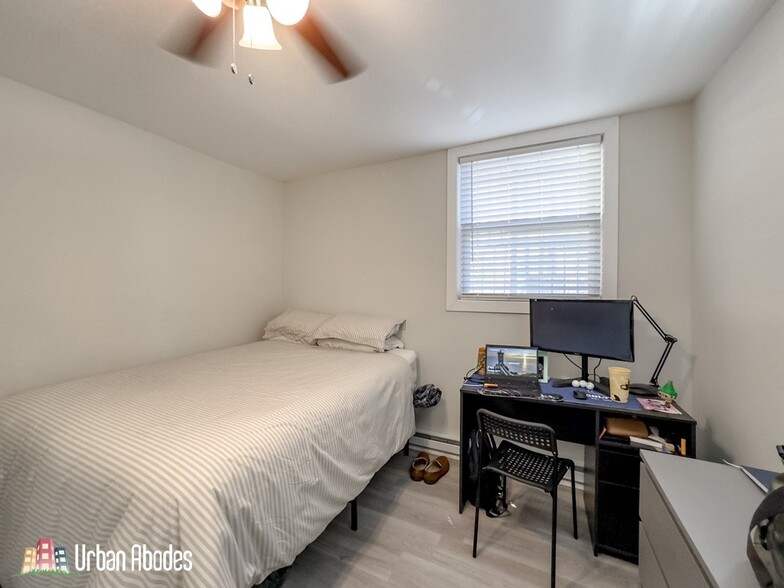 Building Photo - 730 W Roscoe St