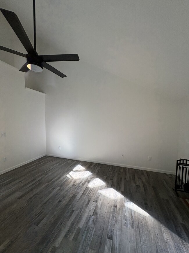 Building Photo - 228 Courtyards E