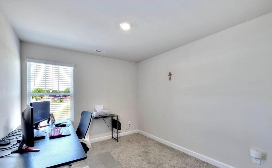 Building Photo - 1652 Village Grove Ln