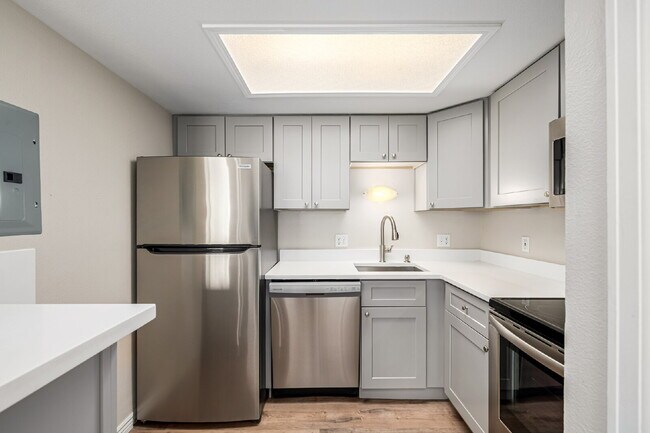 Building Photo - "Cozy 1-Bedroom Condo Retreat in Prime Tho...