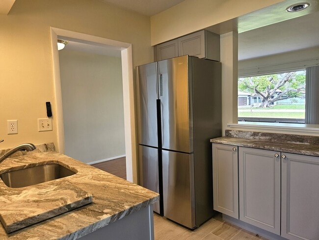 Building Photo - Annual Unfurnished 2 Bedroom, 2 Bath Duple...