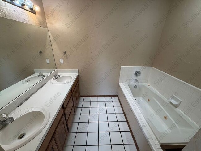 Building Photo - Cute 3 Bed 2 Bath 2 Car Garage home