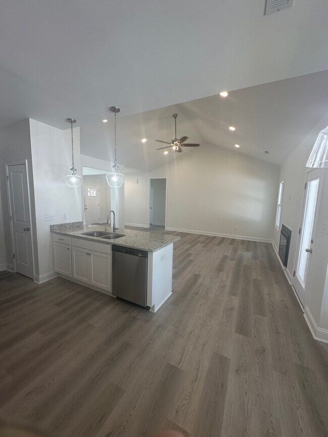 Building Photo - 645 Glensford Dr