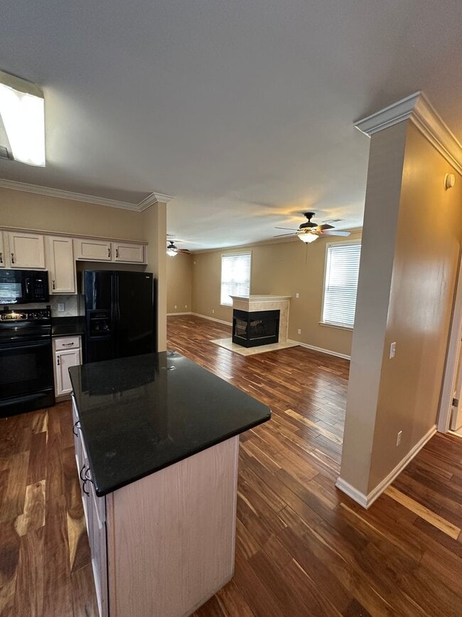 Building Photo - Beautiful 3br/2.5ba home in Harbor Town! Balcony off Primary Bedroom! Pets are owners approval, f...