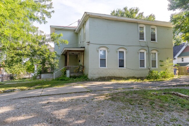 Building Photo - Adorable and Spacious Upper One Bedroom on...