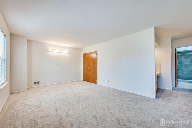 Building Photo - 404 Maplecrest Rd