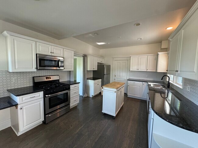 Building Photo - 103 S 4th St