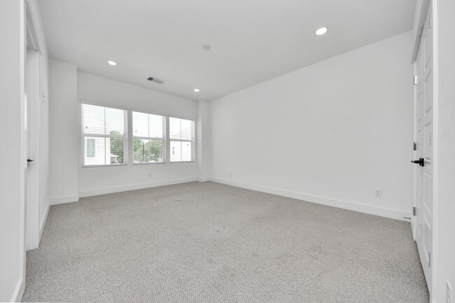 Building Photo - 318 Neyland St