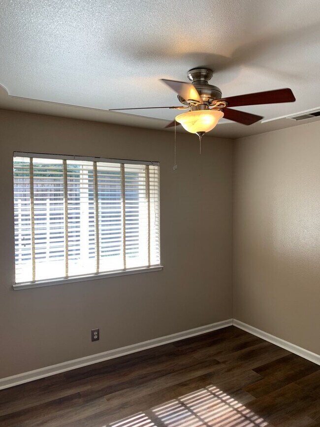 Building Photo - 203 Legacy Ln