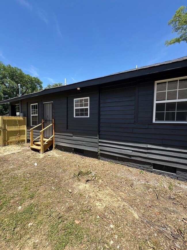 Building Photo - Beautiful 4-bedroom 2 bath home - Open To Section 8