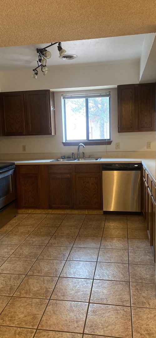 Building Photo - 5200 Villa View Dr