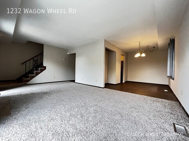 Building Photo - 3 Bed 3 Bath Townhome - 2 Car Attached Gar...