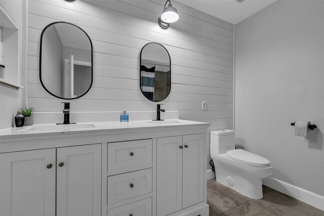 Building Photo - 211 Maple Path Pl