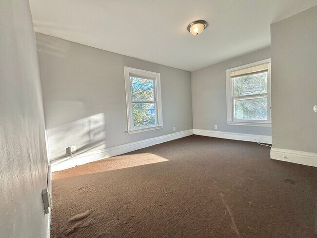 Building Photo - 215-217 Cedarwood Terrace