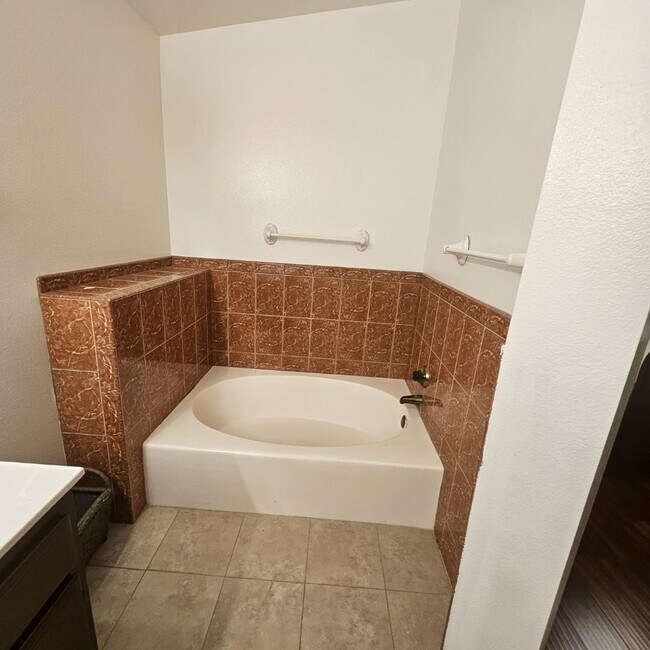 Building Photo - 2890 Summer Set Cir