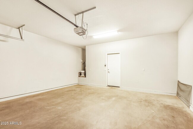 Building Photo - 8405 W Lewis Ave