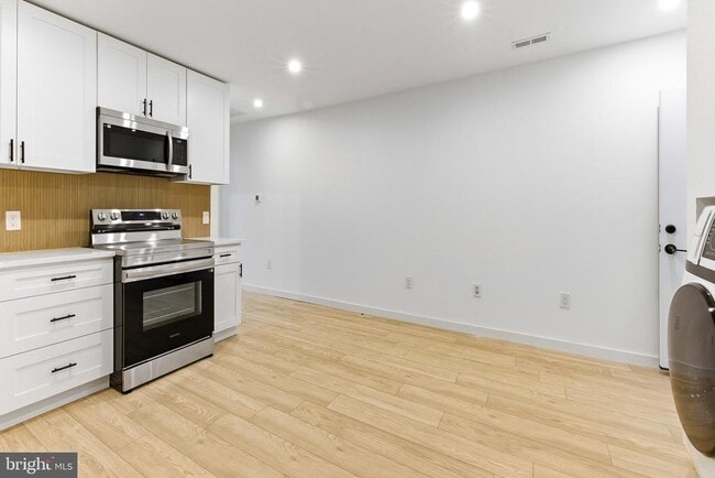 Building Photo - 201 Broadway