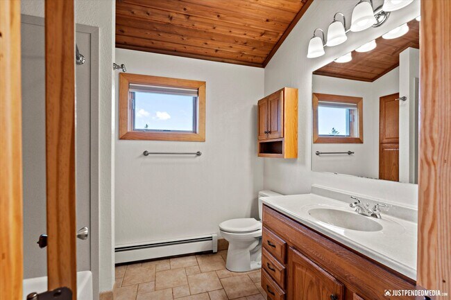 Building Photo - Hillside Retreat