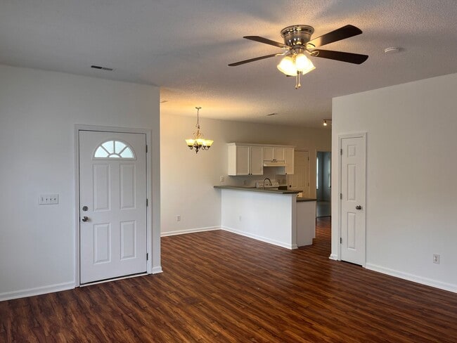 Building Photo - 3 Bedroom 2 bath Single Family Home locate...