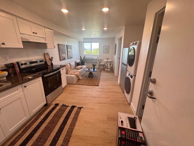 Building Photo - Modern Living in the Heart of Los Angeles