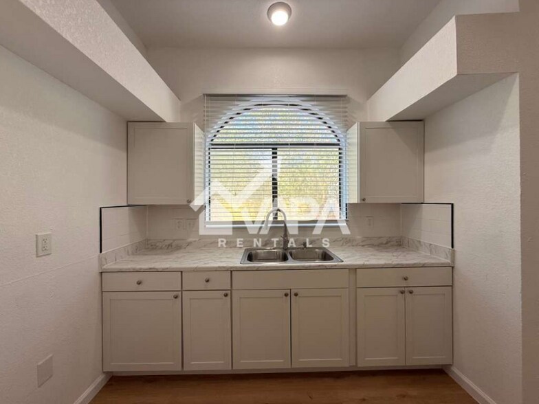 Building Photo - 4135 Sunrise Pt Dr