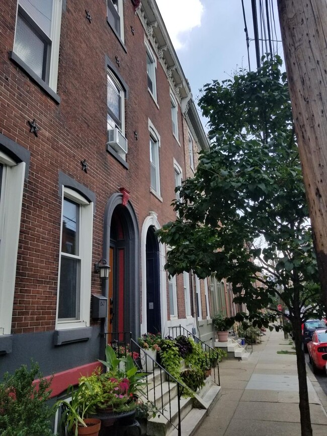 Building Photo - Beautiful bi-level apartment located at 84...