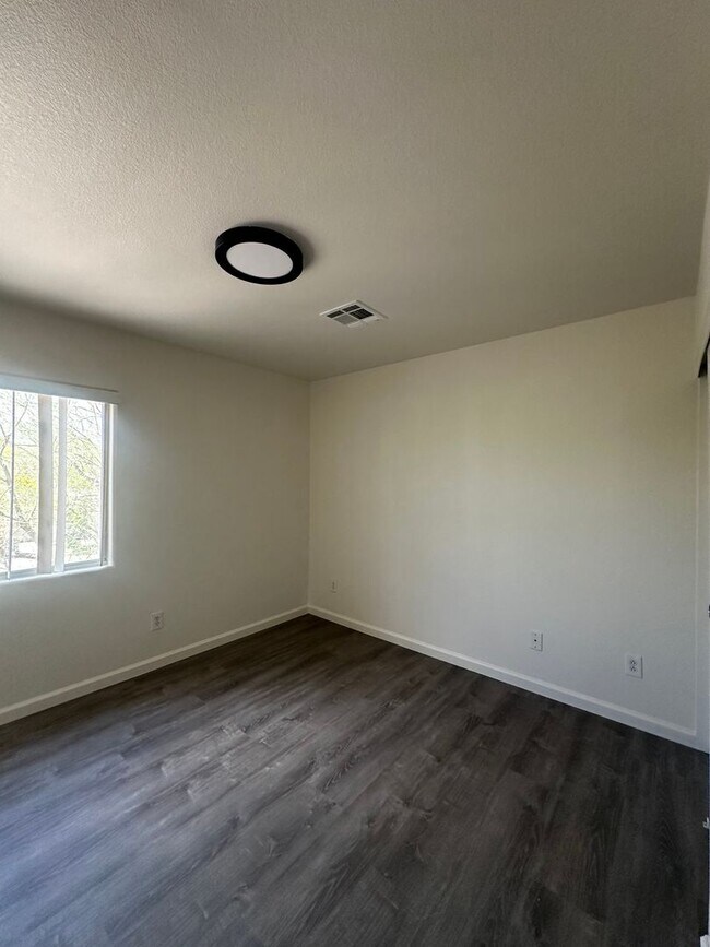 Building Photo - 3 Bedroom Home in the SW!