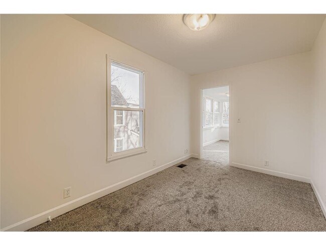 Building Photo - 988 Reaney Ave E