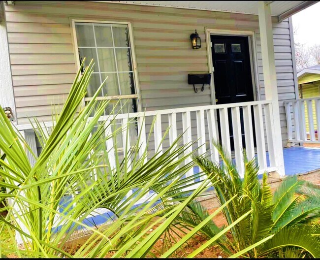 Building Photo - 2327 Gardner St