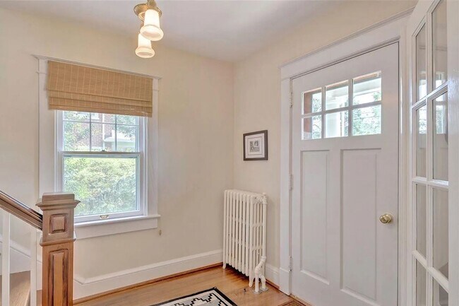 Building Photo - Charming & Pet-Friendly Downtown Gem