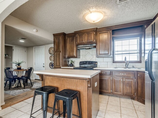 Building Photo - 3 bed 1 bath updated with beautiful garage...