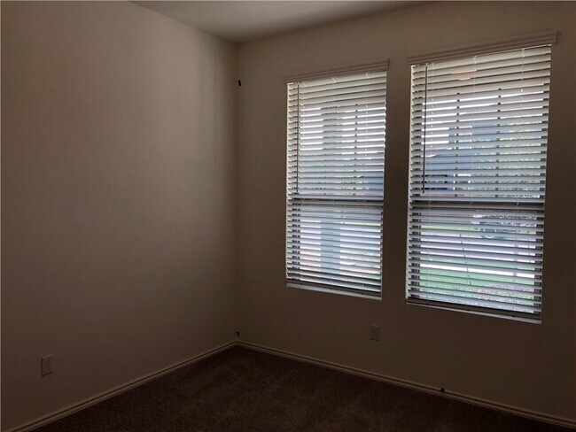 Building Photo - 533 Sweetwood Ln