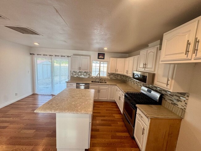 Building Photo - Beautiful 4 bedroom in West Lancaster