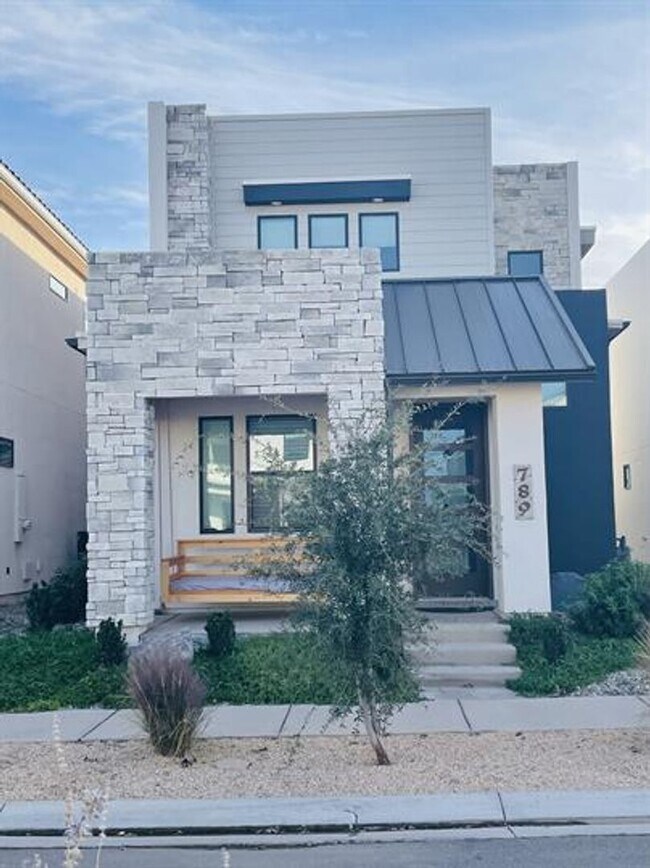 Building Photo - Desert Color Townhome!