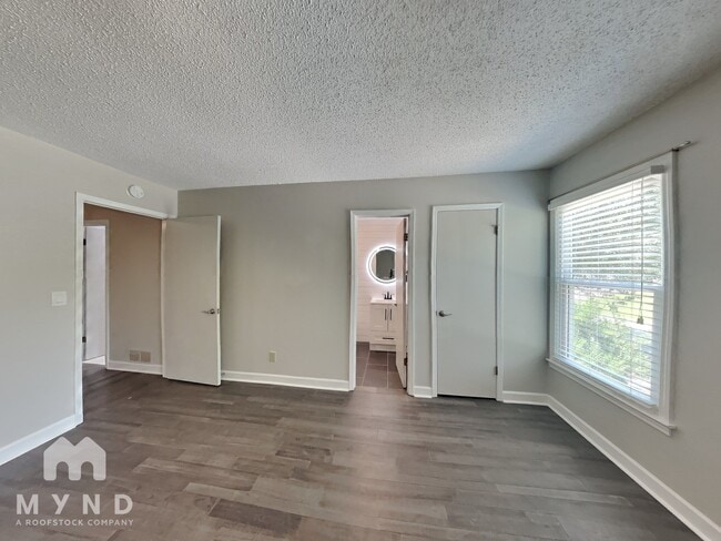 Building Photo - 131 Lake Run