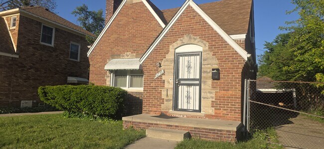 Building Photo - 15736 Biltmore St