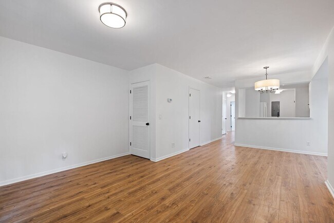 Building Photo - Available now. Beautifully updated 3 BR/2....