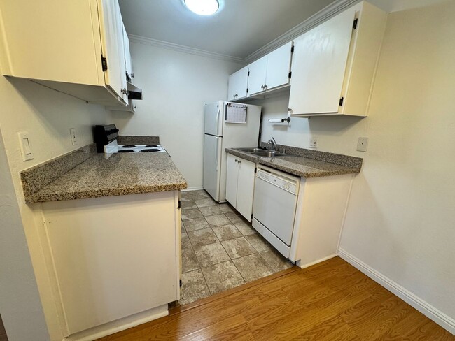 Building Photo - Top-Floor Studio at Peninsula Place - San ...