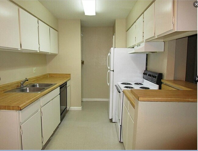 Building Photo - 2200 Cypress Landing Rd