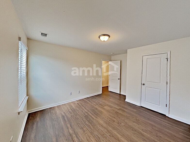 Building Photo - 505 Camp dr