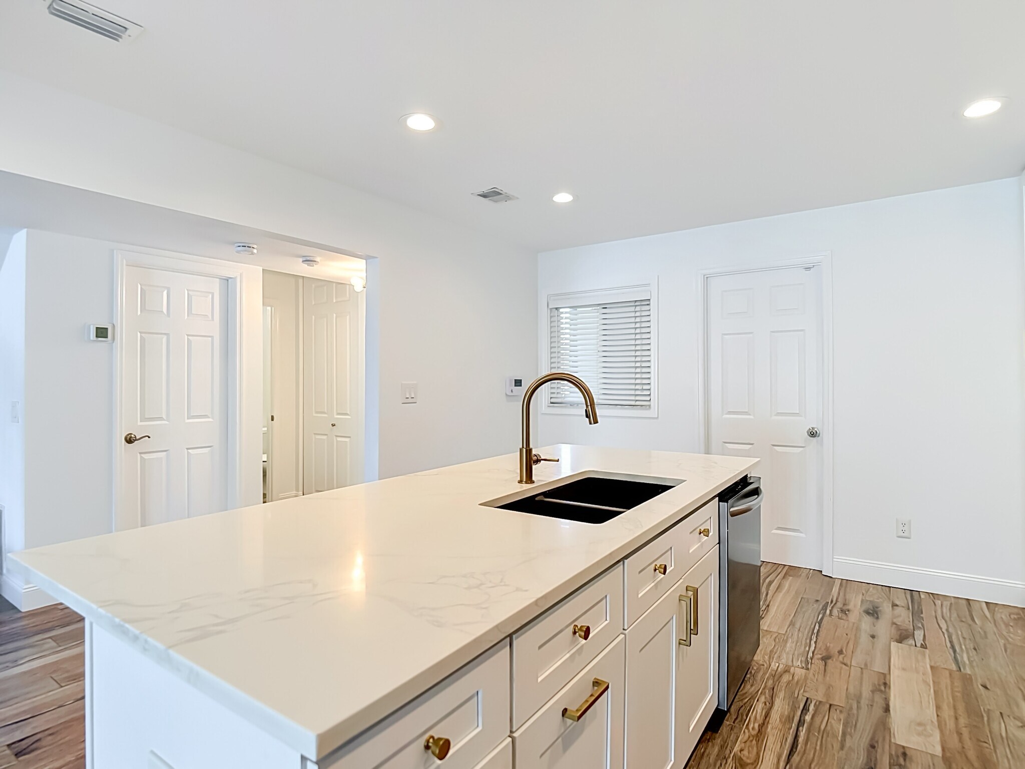 Building Photo - 8733 Bay Pointe Dr