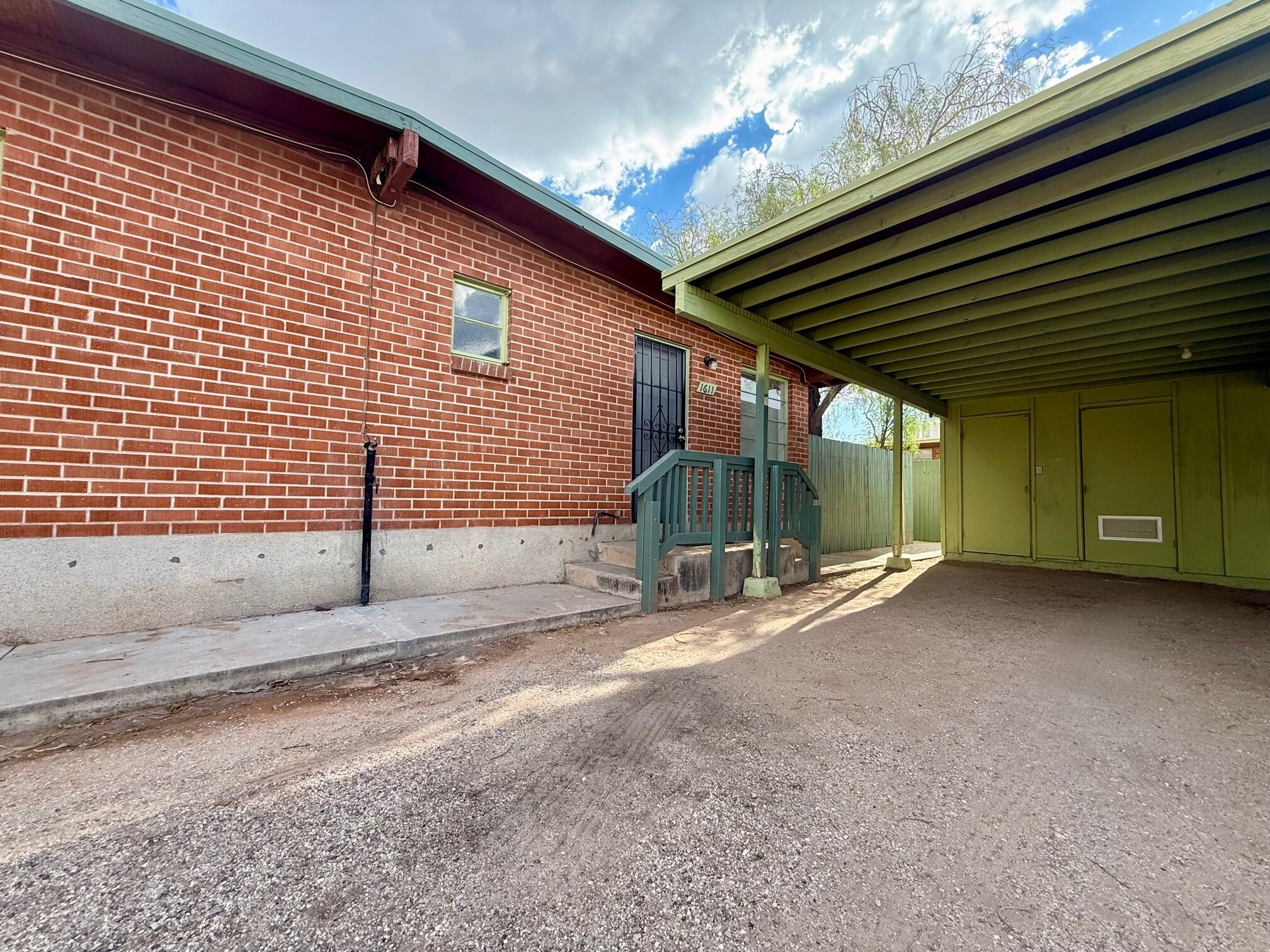 Building Photo - 1611 E Mitchell St