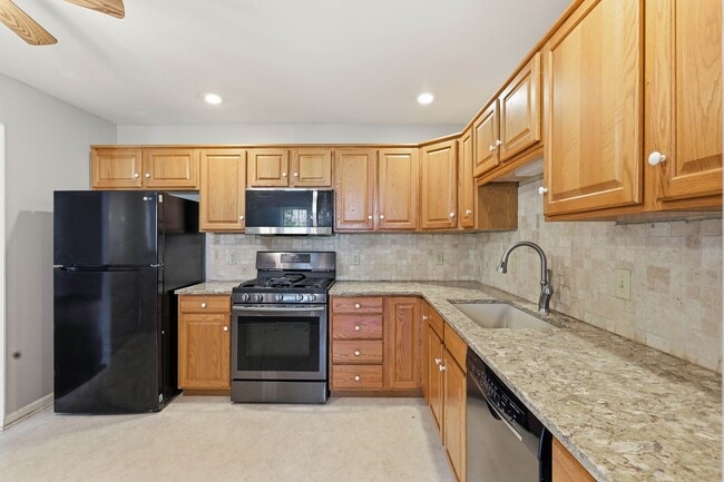 Building Photo - 472 Hillside Dr